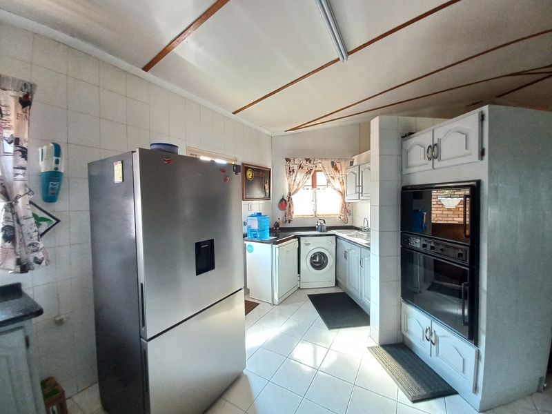 Move-In Ready Townhouse with Space, Style & Comfort! - Photo 4