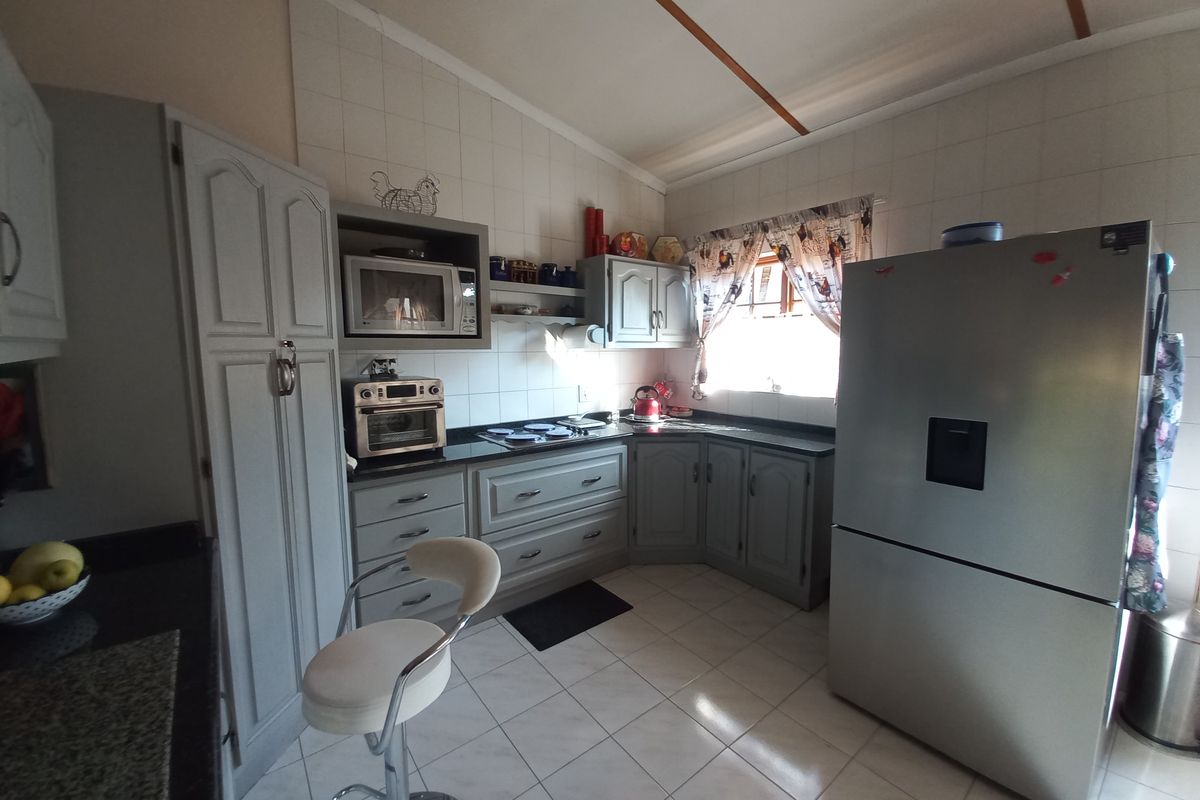 Move-In Ready Townhouse with Space, Style & Comfort! - Photo 3