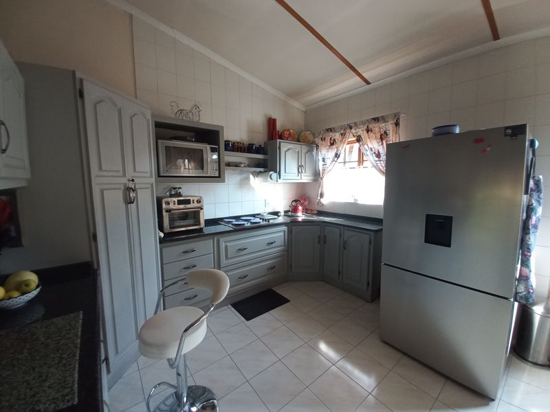 Move-In Ready Townhouse with Space, Style & Comfort! - Photo 3