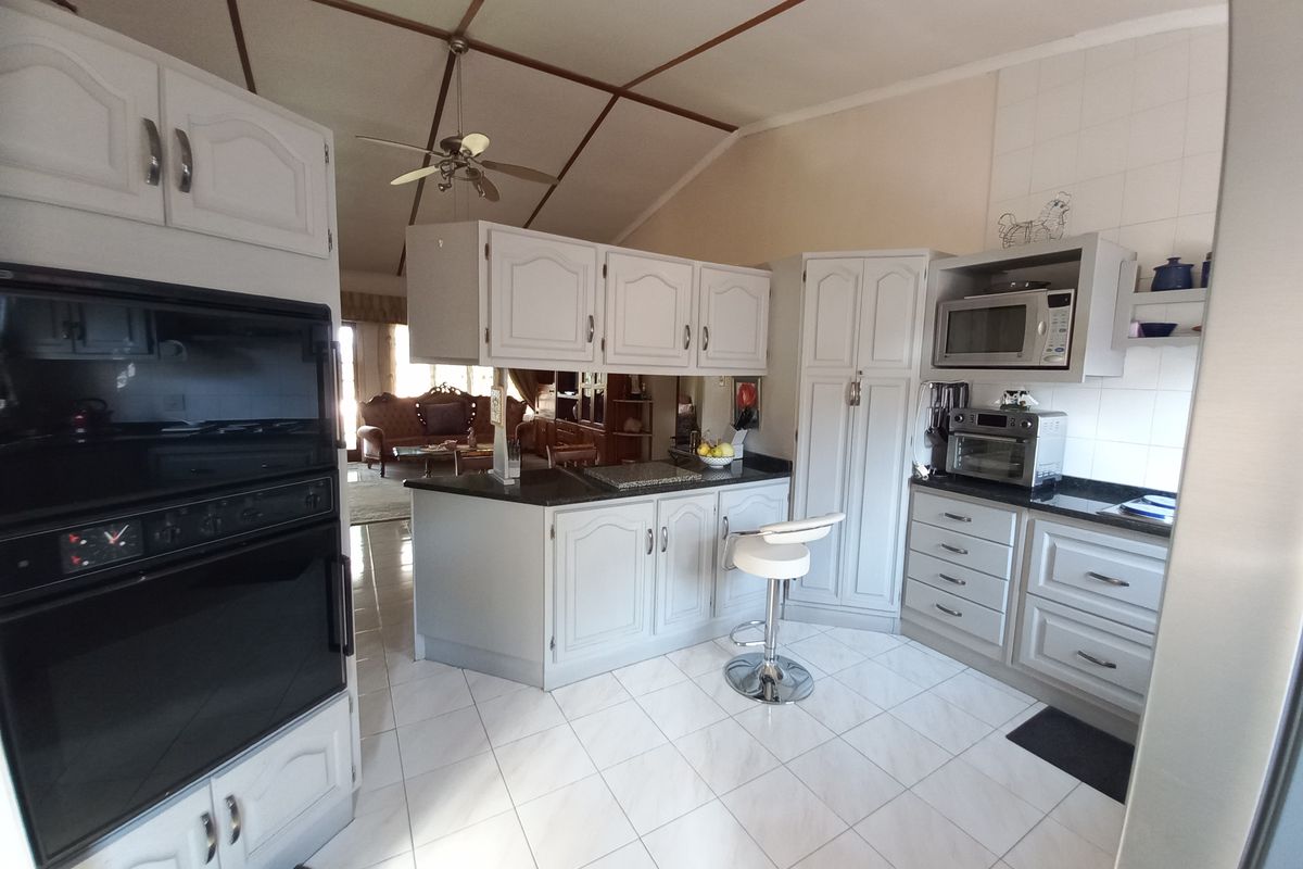 Move-In Ready Townhouse with Space, Style & Comfort! - Photo 2