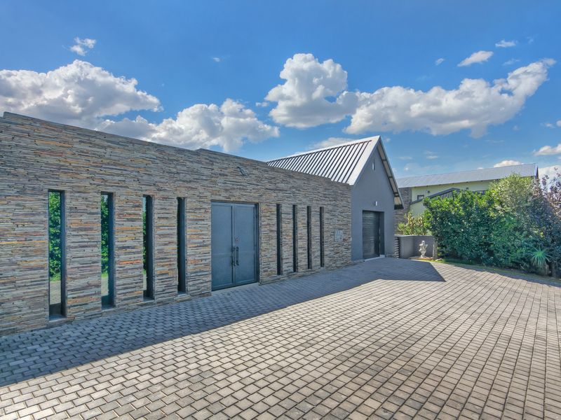 Elegant 4 Bedroom Entertainer’s Family Home – Gate 6, Waterfall Country Estate - Photo 3