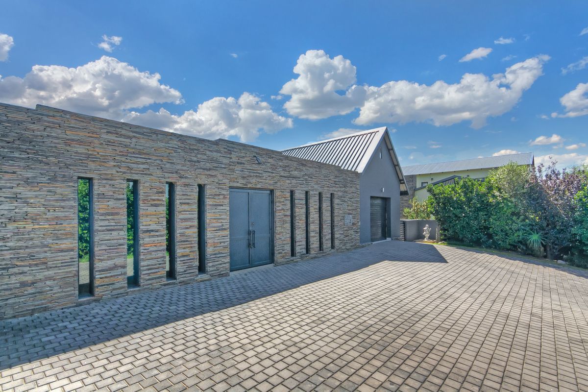 Elegant 4 Bedroom Entertainer’s Family Home – Gate 6, Waterfall Country Estate - Photo 3