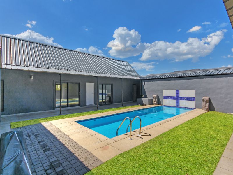 Elegant 4 Bedroom Entertainer’s Family Home – Gate 6, Waterfall Country Estate - Photo 9