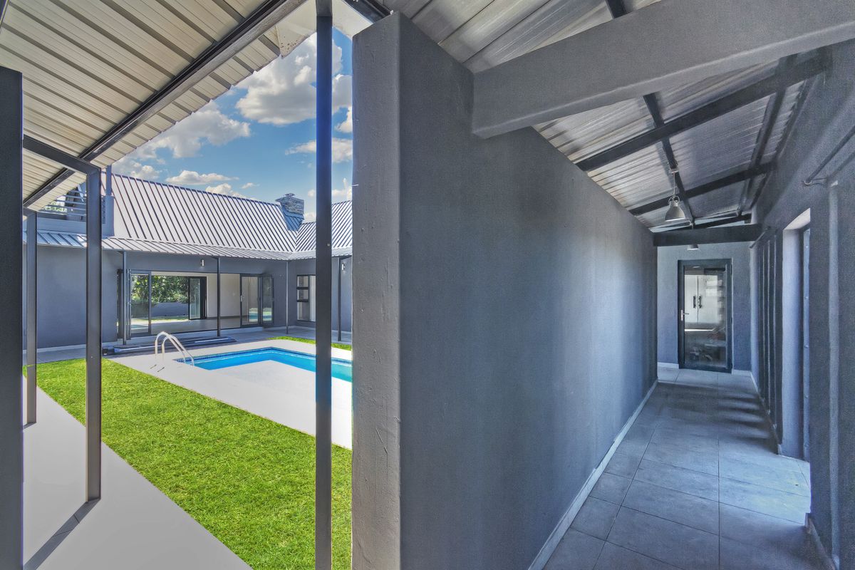 Elegant 4 Bedroom Entertainer’s Family Home – Gate 6, Waterfall Country Estate - Photo 4