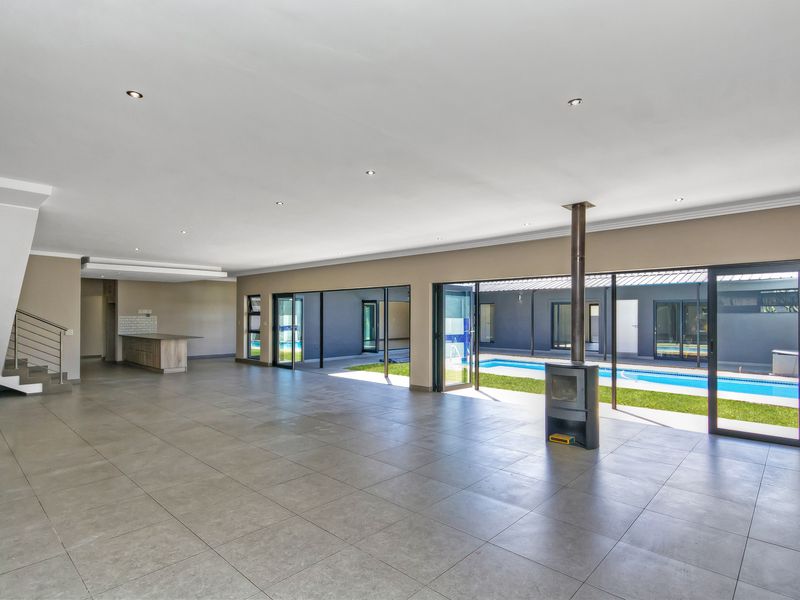 Elegant 4 Bedroom Entertainer’s Family Home – Gate 6, Waterfall Country Estate - Photo 5