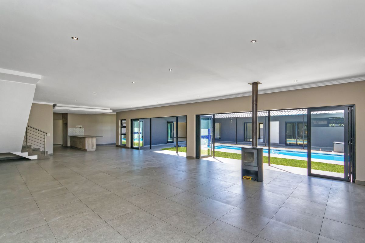 Elegant 4 Bedroom Entertainer’s Family Home – Gate 6, Waterfall Country Estate - Photo 5