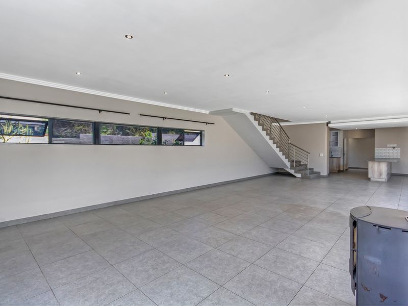 Elegant 4 Bedroom Entertainer’s Family Home – Gate 6, Waterfall Country Estate - Photo 6