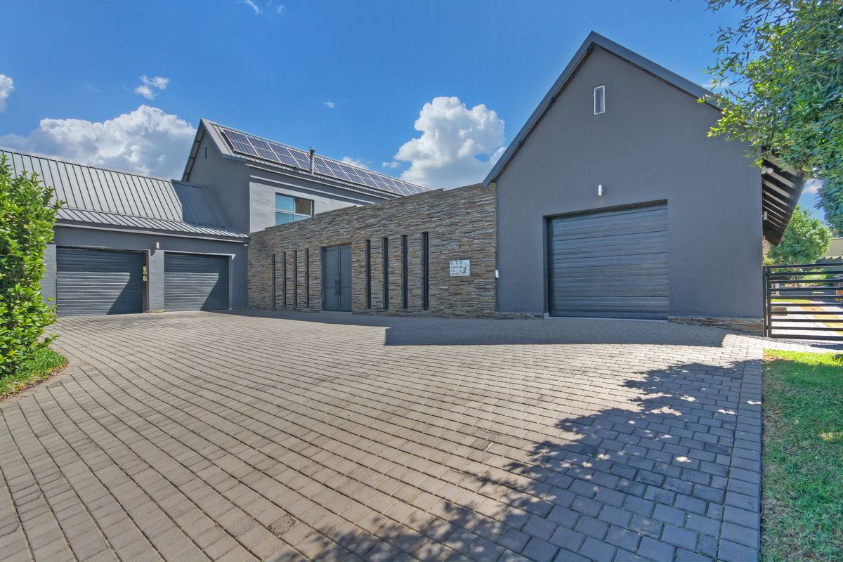 Elegant 4 Bedroom Entertainer’s Family Home – Gate 6, Waterfall Country Estate - Photo 2