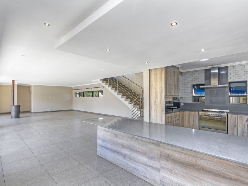 Elegant 4 Bedroom Entertainer’s Family Home – Gate 6, Waterfall Country Estate - Photo 10