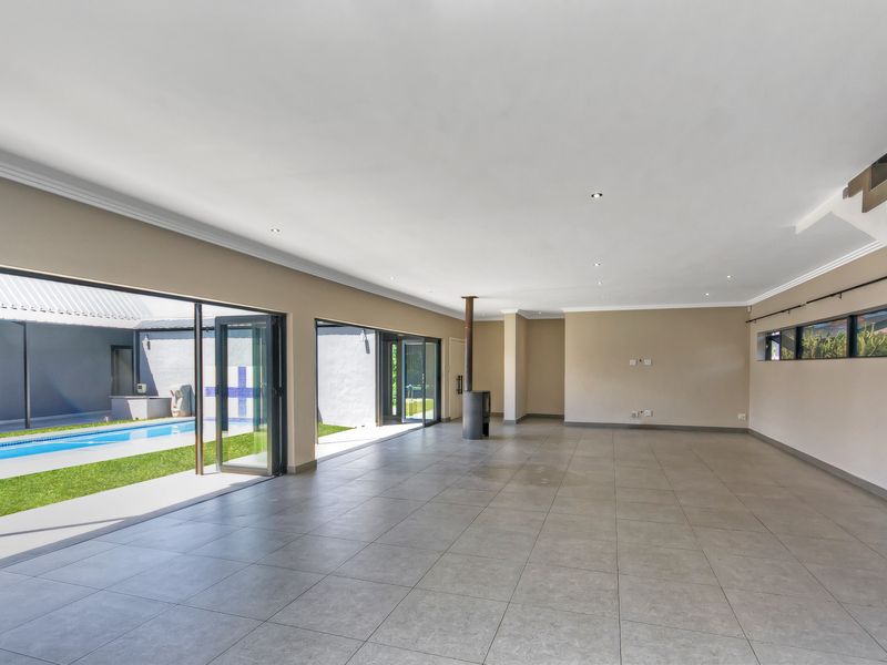 Elegant 4 Bedroom Entertainer’s Family Home – Gate 6, Waterfall Country Estate - Photo 7