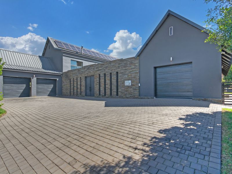 Elegant 4 Bedroom Entertainer’s Family Home – Gate 6, Waterfall Country Estate - Photo 2