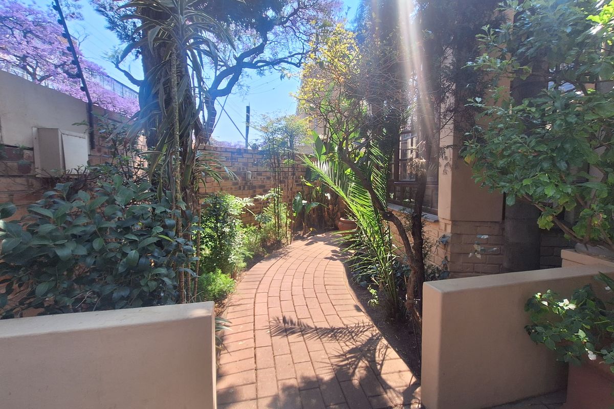 3-bedroom Freehold home offers exceptional potential - Photo 4