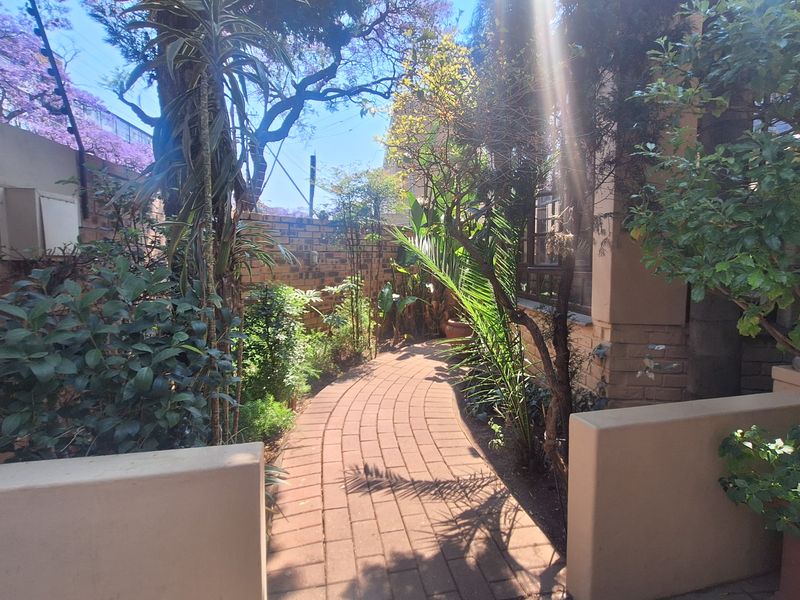 3-bedroom Freehold home offers exceptional potential - Photo 4