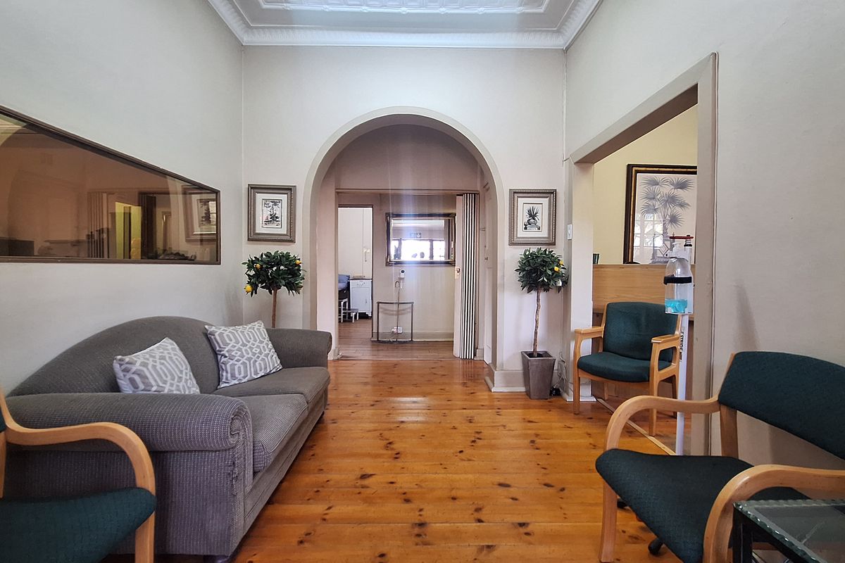 3-bedroom Freehold home offers exceptional potential - Photo 5