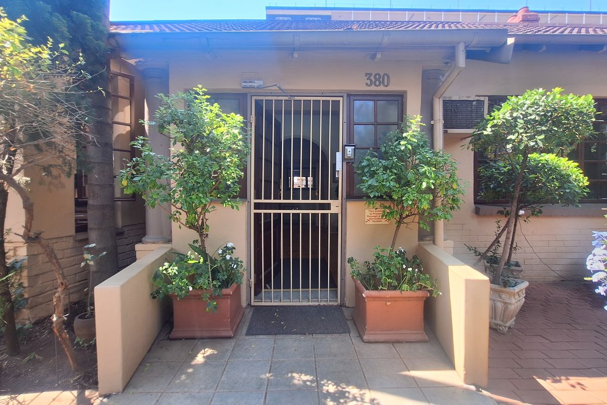 3-bedroom Freehold home offers exceptional potential - Photo 2