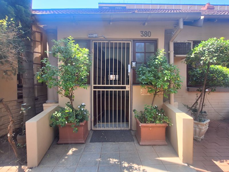 3-bedroom Freehold home offers exceptional potential - Photo 2