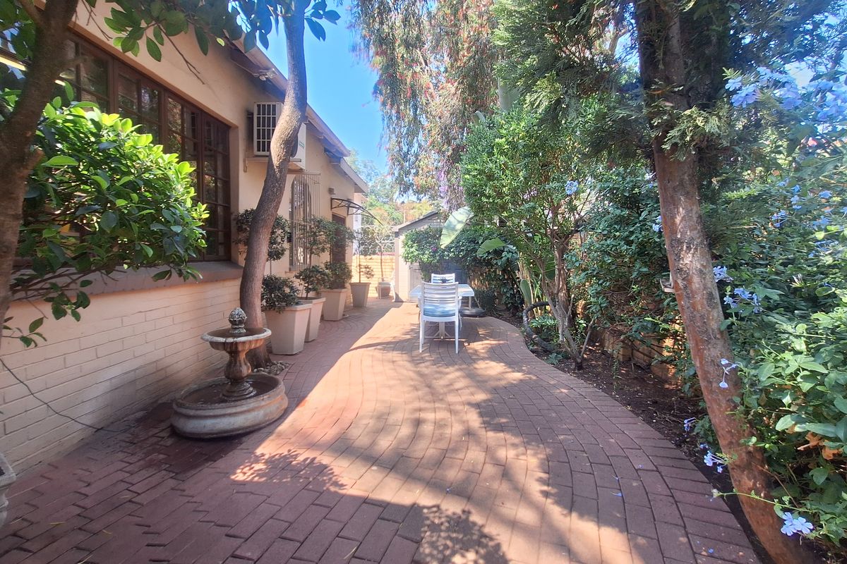 3-bedroom Freehold home offers exceptional potential - Photo 3