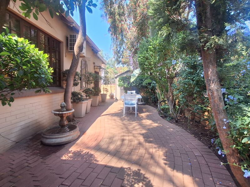 3-bedroom Freehold home offers exceptional potential - Photo 3