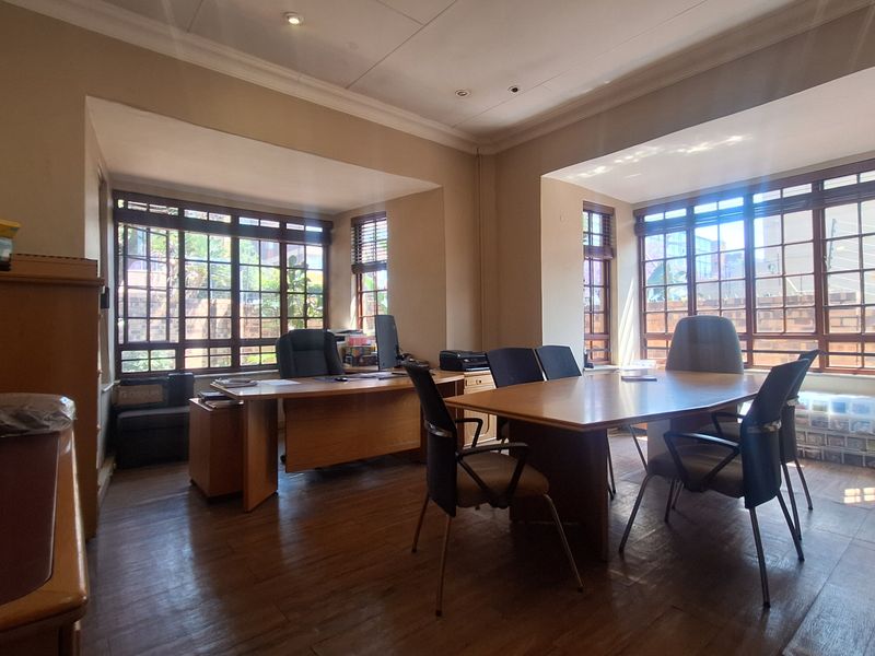 3-bedroom Freehold home offers exceptional potential - Photo 9