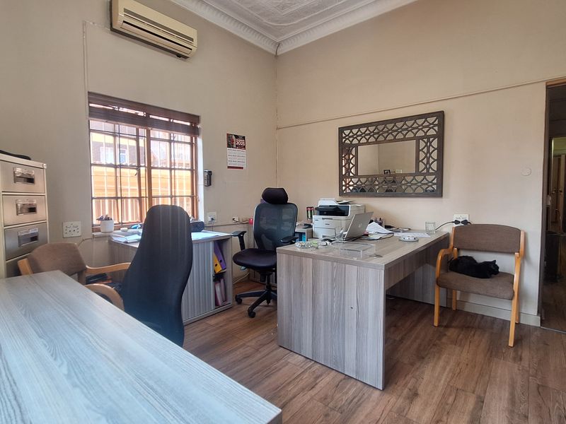 3-bedroom Freehold home offers exceptional potential - Photo 8