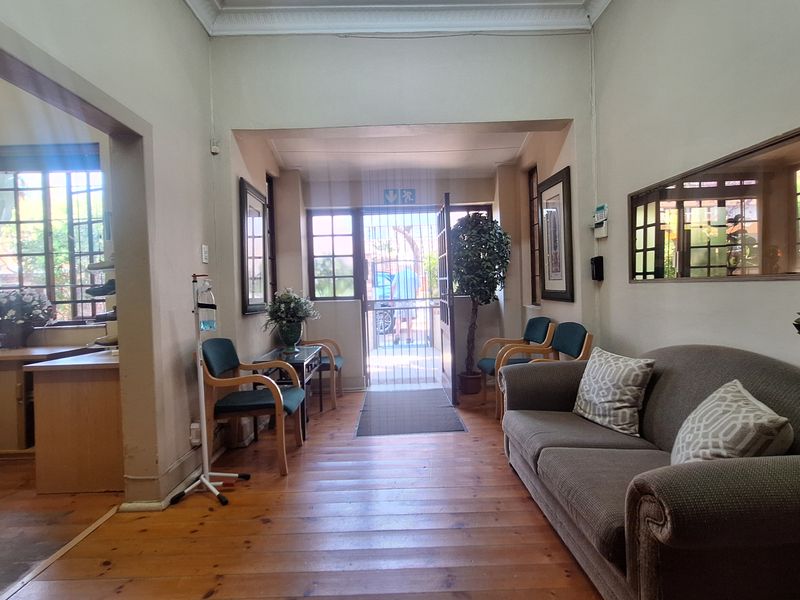 3-bedroom Freehold home offers exceptional potential - Photo 6