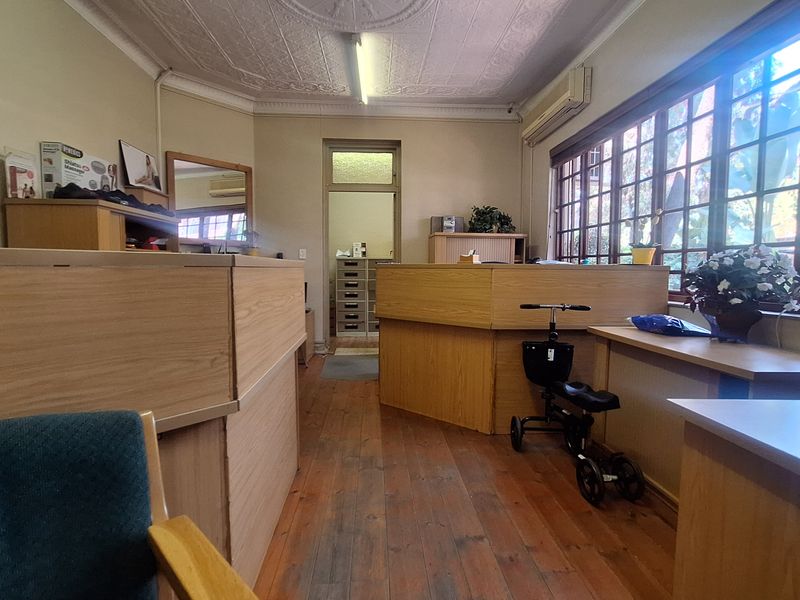 3-bedroom Freehold home offers exceptional potential - Photo 7