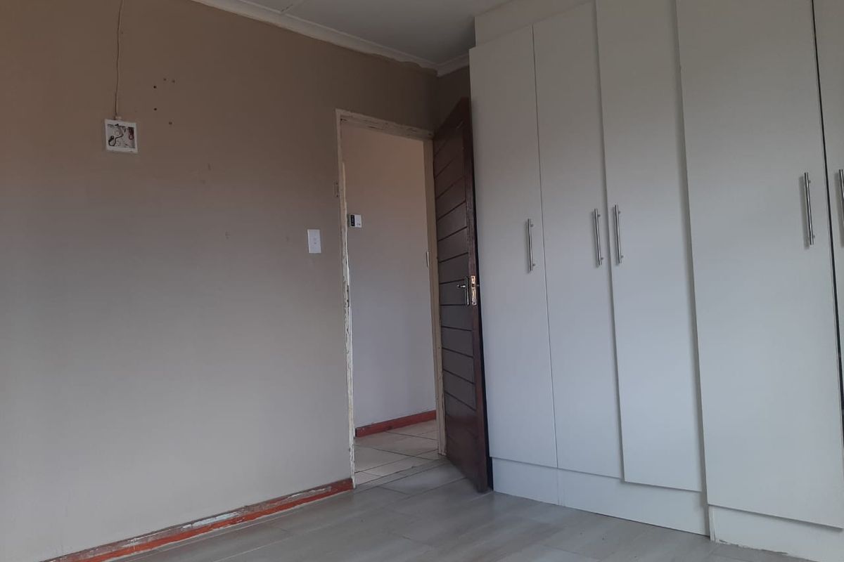 This charming 2-bedroom home - Photo 5