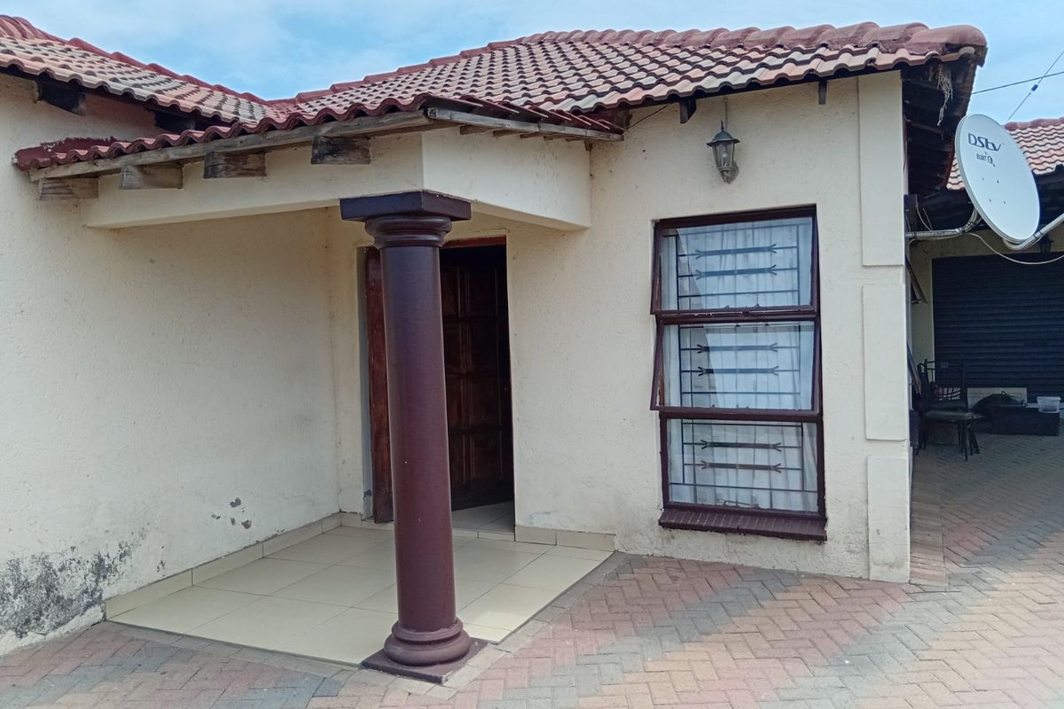 Charming  Family Home in the Heart of Mhluzi - Photo 2