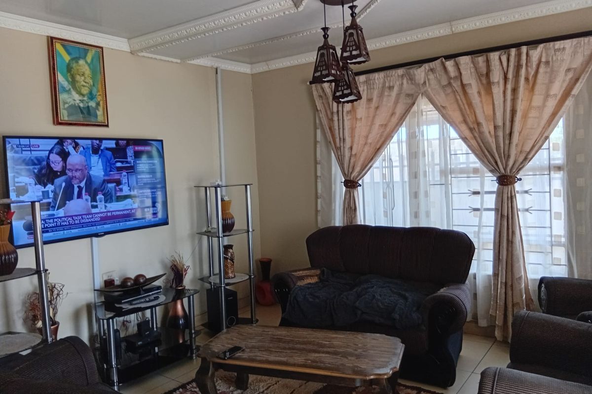 Charming  Family Home in the Heart of Mhluzi - Photo 5