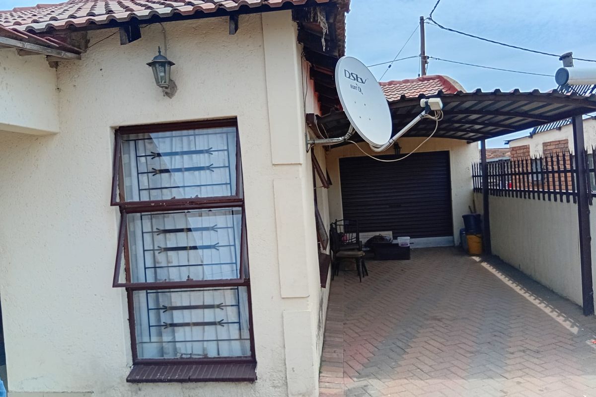 Charming  Family Home in the Heart of Mhluzi - Photo 4