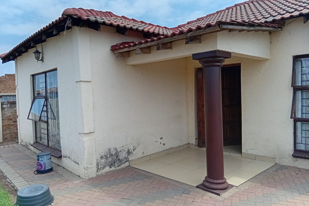 Charming  Family Home in the Heart of Mhluzi - Photo 3