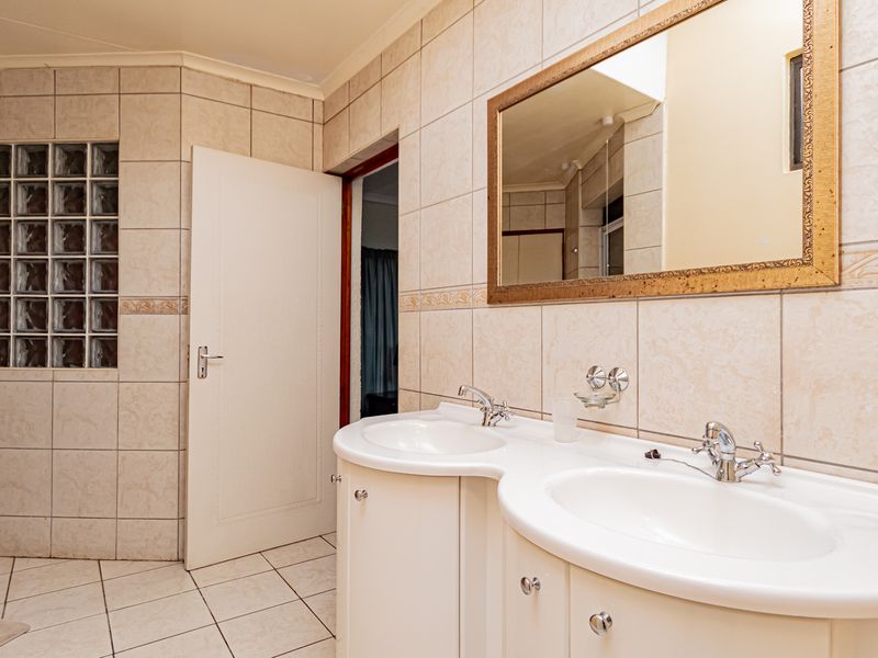 Charming, fully furnished garden cottage. - Photo 7