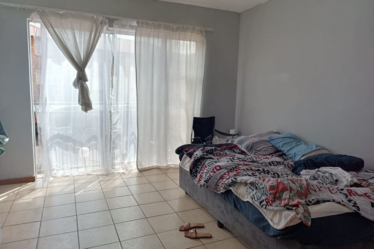 Unleash Your Independence! Spacious Bachelor Apartment - Photo 3