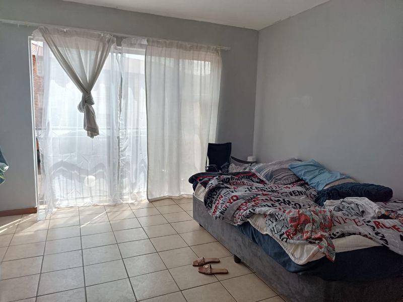 Unleash Your Independence! Spacious Bachelor Apartment - Photo 3