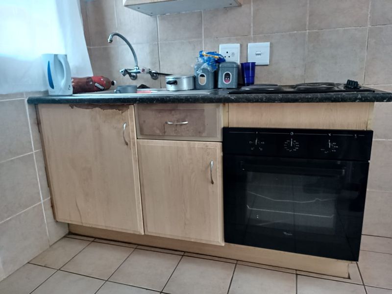 Unleash Your Independence! Spacious Bachelor Apartment - Photo 7