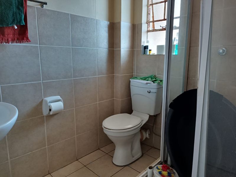 Unleash Your Independence! Spacious Bachelor Apartment - Photo 6