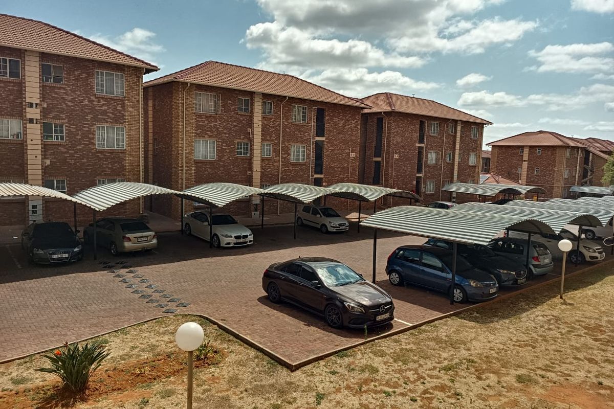 Unleash Your Independence! Spacious Bachelor Apartment - Photo 2