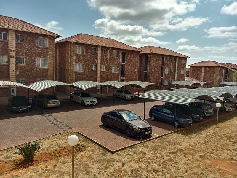 Unleash Your Independence! Spacious Bachelor Apartment - Photo 2