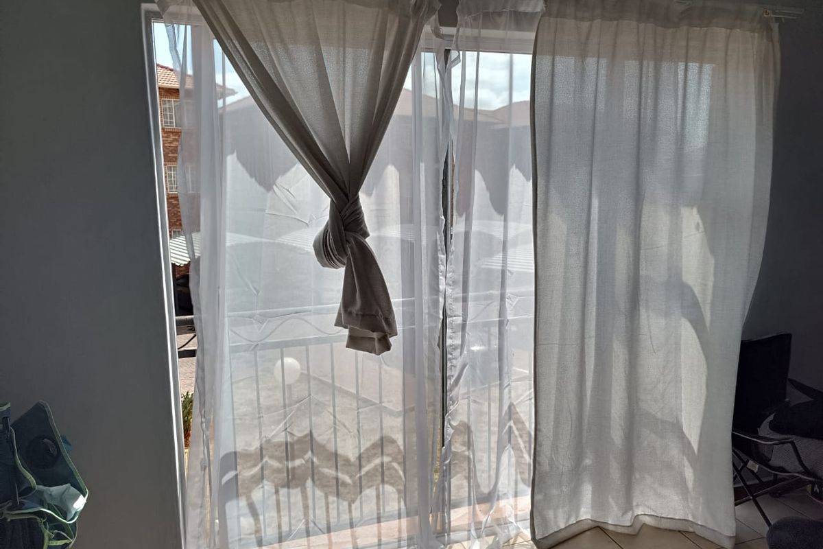 Unleash Your Independence! Spacious Bachelor Apartment - Photo 5