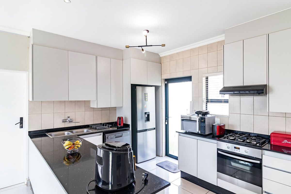 Stunning House in Secure Estate - Photo 5