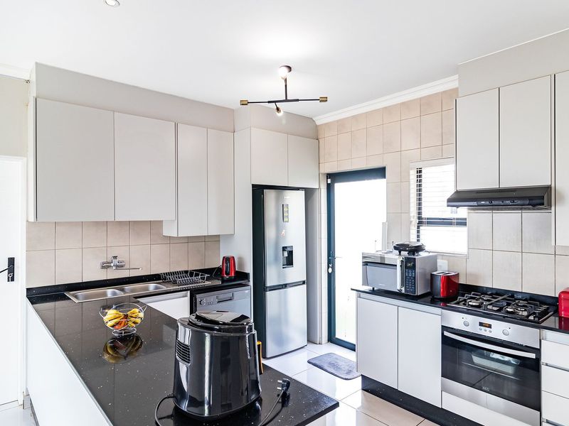 Stunning House in Secure Estate - Photo 5