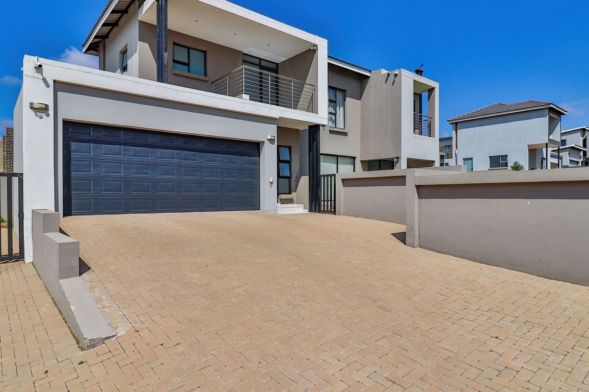 Stunning House in Secure Estate - Photo 2