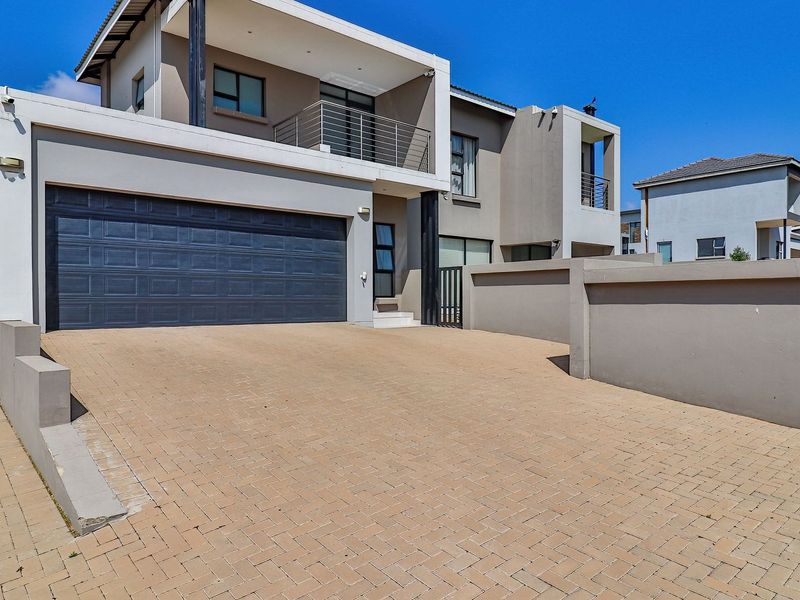 Stunning House in Secure Estate - Photo 2