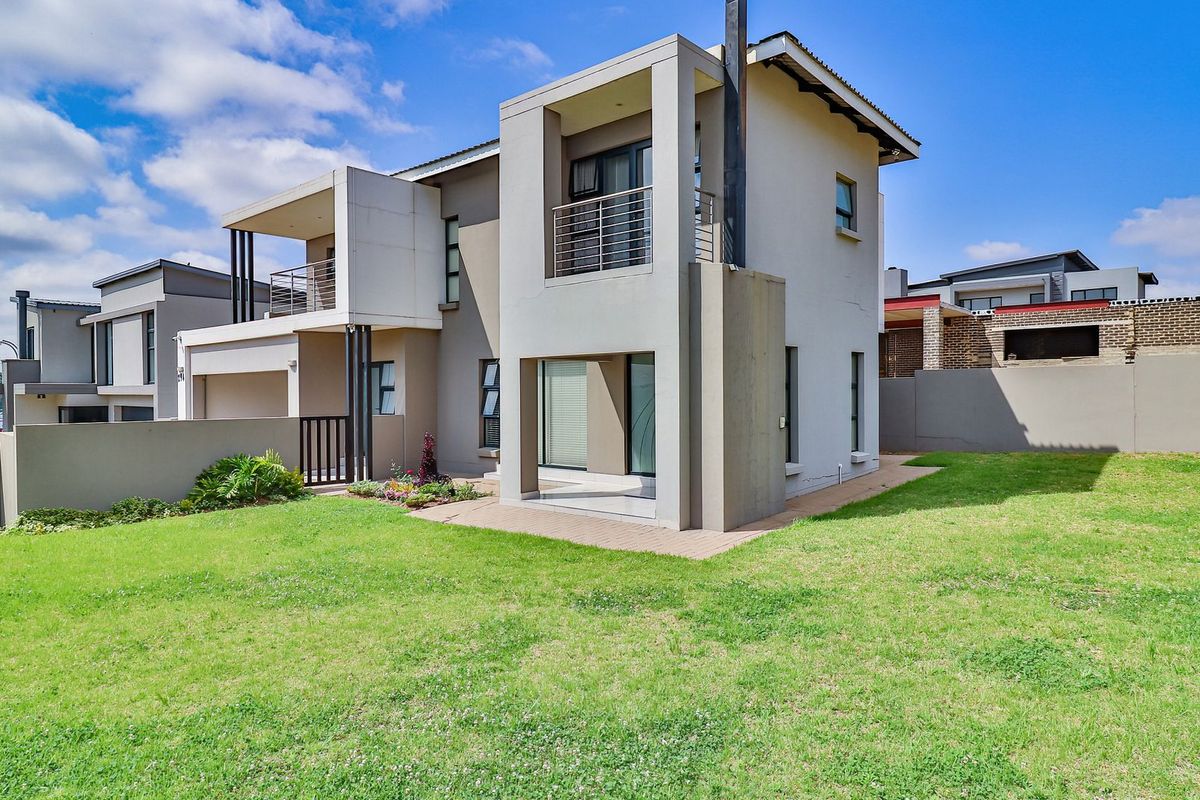 Stunning House in Secure Estate - Photo 3