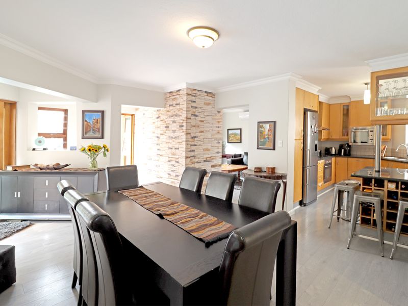 Private sanctuary in secure enclave of four homes, offering space and seamless indoor-outdoor living - Photo 2