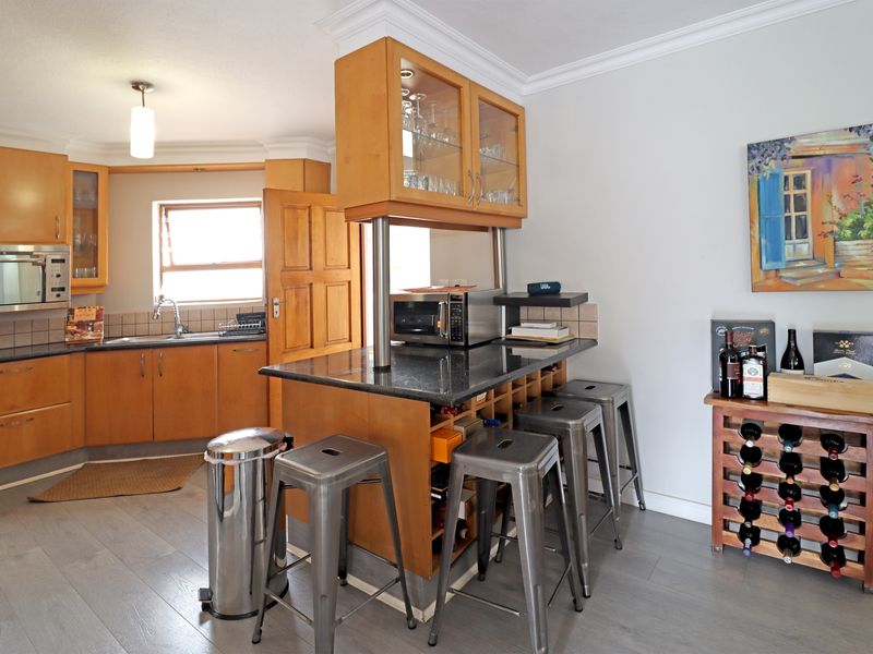 Private sanctuary in secure enclave of four homes, offering space and seamless indoor-outdoor living - Photo 10