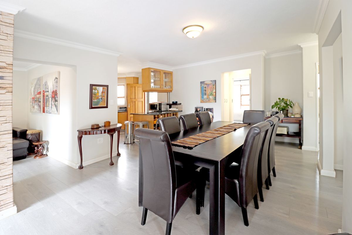 Private sanctuary in secure enclave of four homes, offering space and seamless indoor-outdoor living - Photo 3