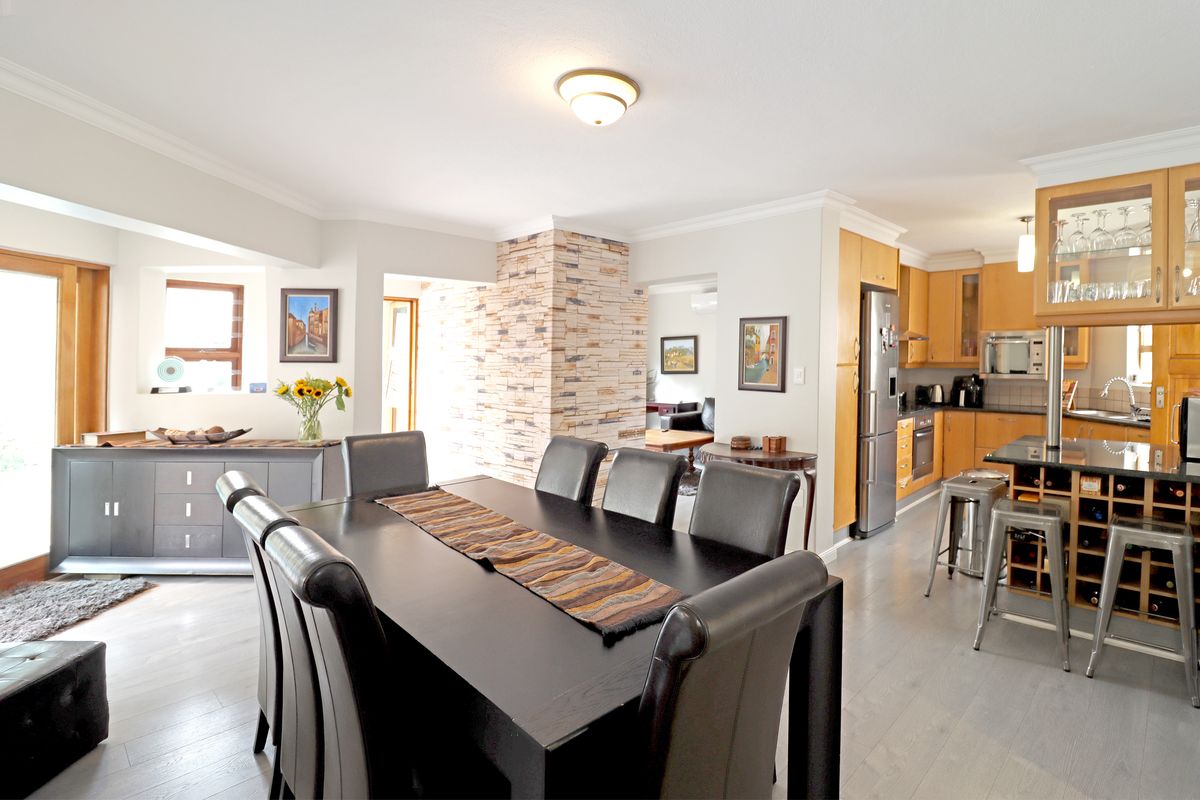 Private sanctuary in secure enclave of four homes, offering space and seamless indoor-outdoor living - Photo 2