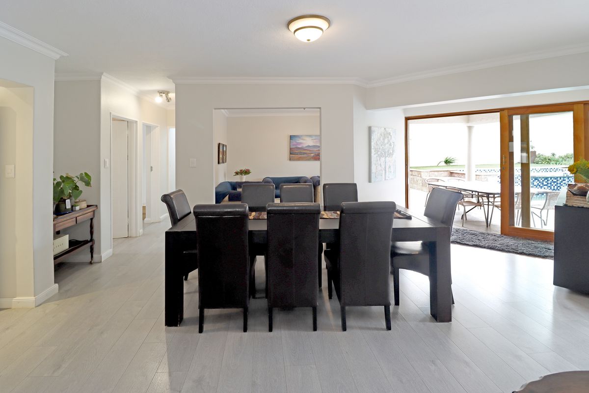 Private sanctuary in secure enclave of four homes, offering space and seamless indoor-outdoor living - Photo 5