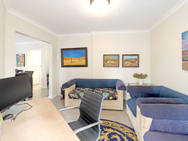 Private sanctuary in secure enclave of four homes, offering space and seamless indoor-outdoor living - Photo 8